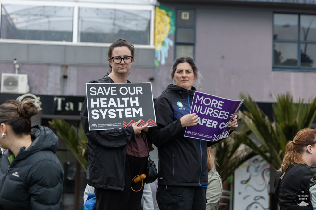 Watch: Hundreds of public service workers march New Plymouth CBD in "mega strike" - Taranaki Media img 4145 - Taranaki Media