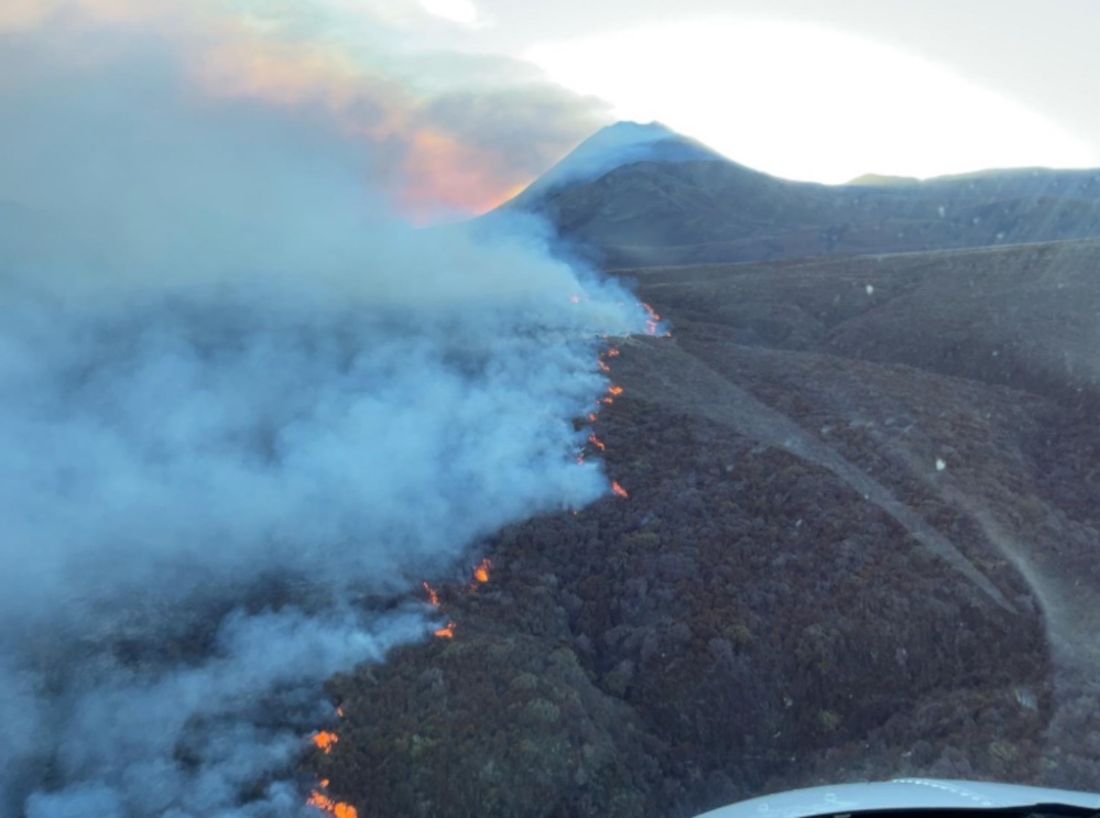 Watch: Tongariro wildfire surges past 1000ha, causing evacuations and closures - Taranaki Media fire234234324324 - Taranaki Media
